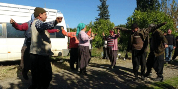 Kimse ne olduğunu anlamadı Hasadı bırakıp oynamaya başladılar