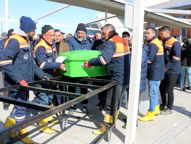 Foto - Kimsesiz depremzede Sivas’ta son yolculuğuna uğurlandı