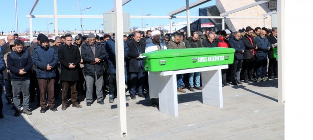 Foto - Kimsesiz depremzede Sivas’ta son yolculuğuna uğurlandı