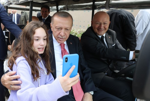 Foto - Kimseyi kırmadı! Başkan Erdoğan’dan selfie şov