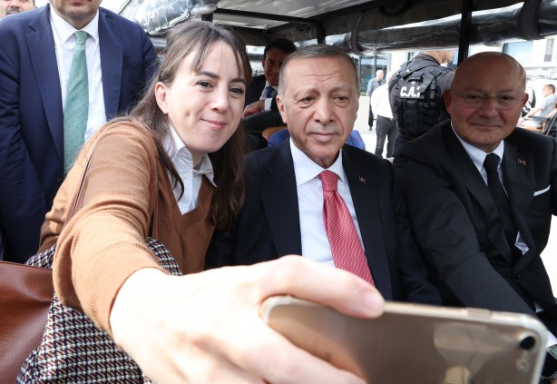 Kimseyi kırmadı! Başkan Erdoğan’dan selfie şov
