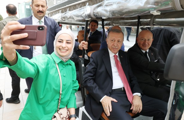 Foto - Kimseyi kırmadı! Başkan Erdoğan’dan selfie şov