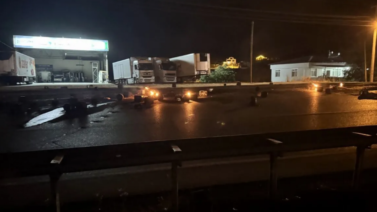 Foto - Kimyasal madde ve boya yüklüydü! 8 kilometre boyunca yanarak ilerledi