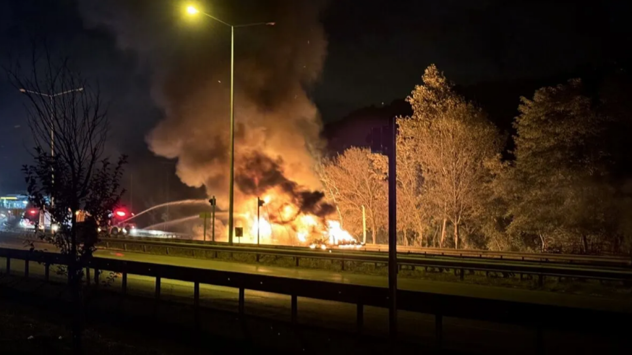 Foto - Kimyasal madde ve boya yüklüydü! 8 kilometre boyunca yanarak ilerledi