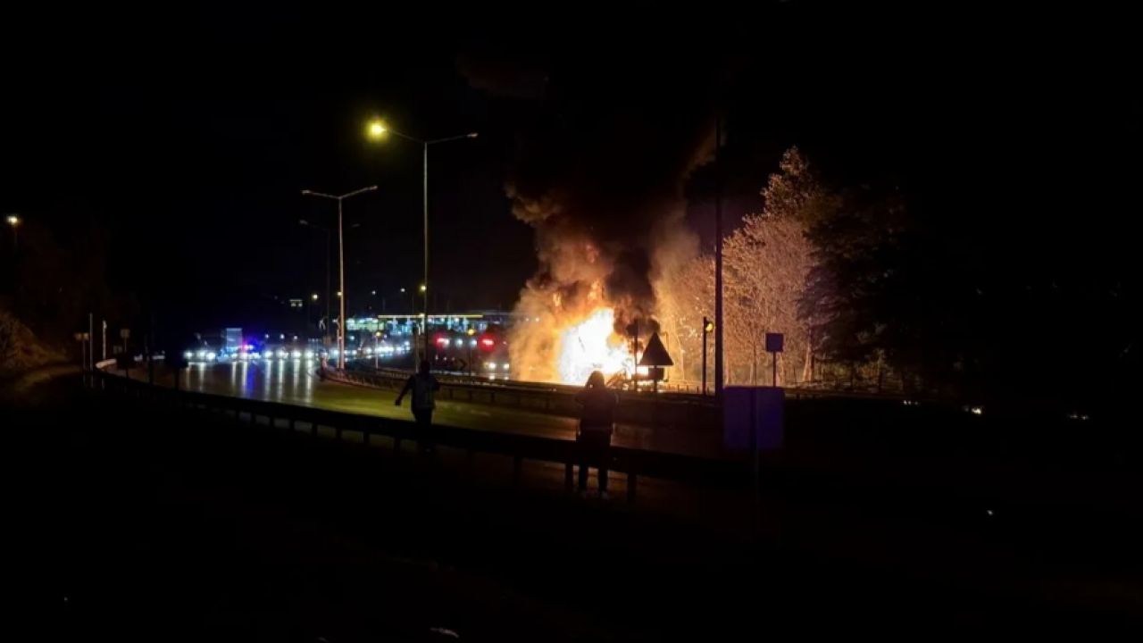 Foto - Kimyasal madde ve boya yüklüydü! 8 kilometre boyunca yanarak ilerledi