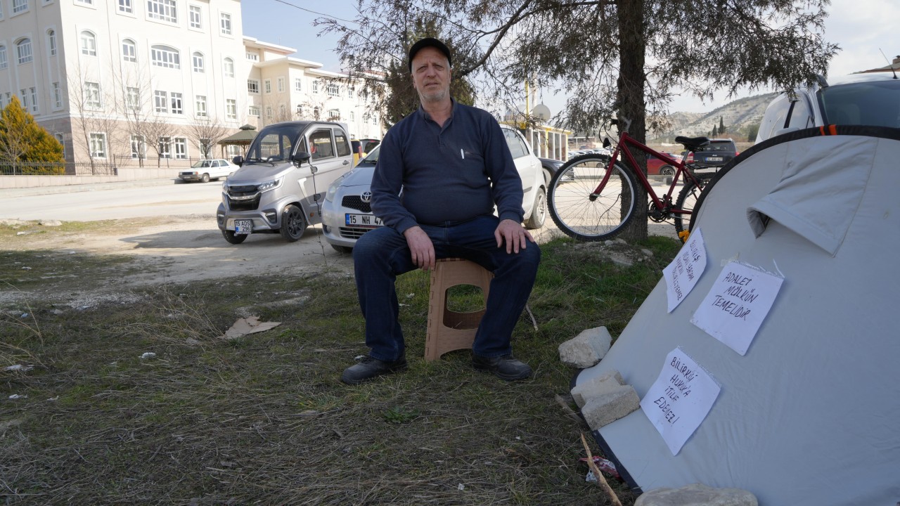 Foto - Kirası yükseltilince adliye önüne çadır kurdu! Görenler şaşırdı