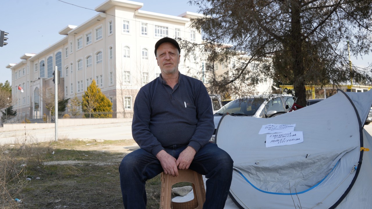 Kirası yükseltilince adliye önüne çadır kurdu! Görenler şaşırdı