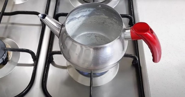 Kireç sorununa tek çözüm! Ev hanımlarının çilesi bitti! Tüm çaydanlıklar  ayna gibi parlayacak - Fotoğraf 1