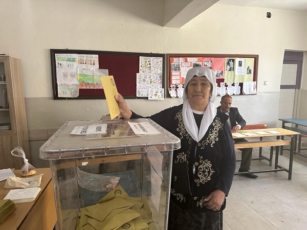 Foto - Kırgız Türkleri sandığa böyle gitti