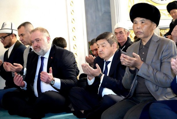 Foto - Kırgızistan camilerinde "asrın felaketi"nde hayatlarını kaybedenler için dualar okundu