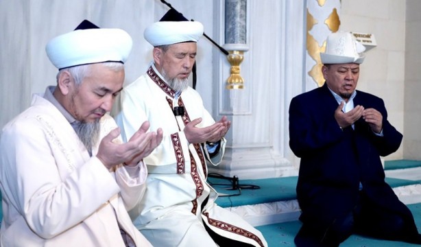 Kırgızistan camilerinde "asrın felaketi"nde hayatlarını kaybedenler için dualar okundu