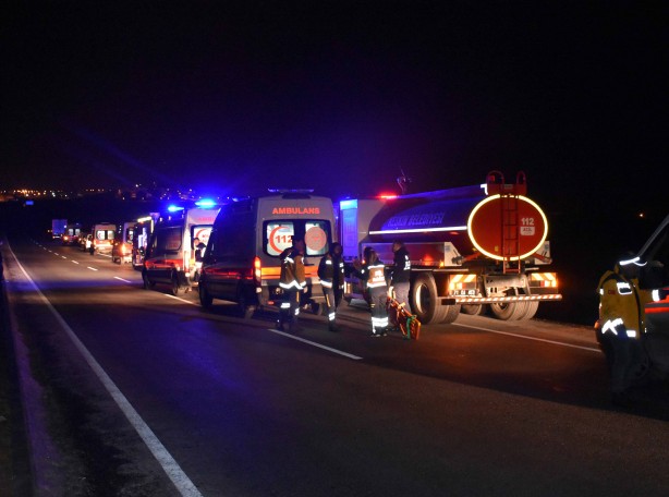 Foto - Kırıkkale'de deprem bölgesinden dönen ekibi taşıyan midibüsün devrildiği kazada 13 kişi yaralandı