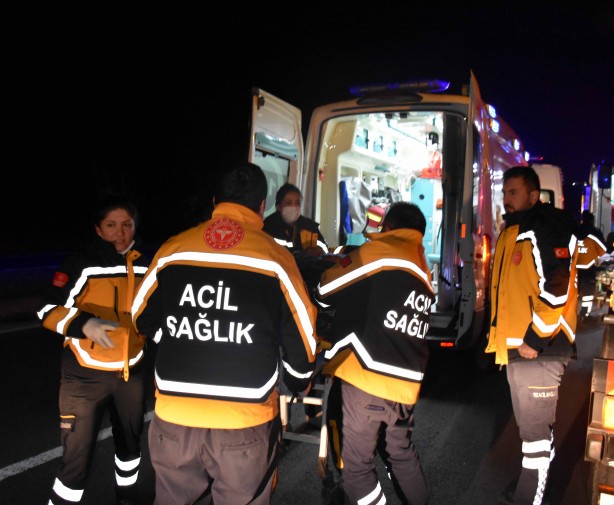Foto - Kırıkkale'de deprem bölgesinden dönen ekibi taşıyan midibüsün devrildiği kazada 13 kişi yaralandı