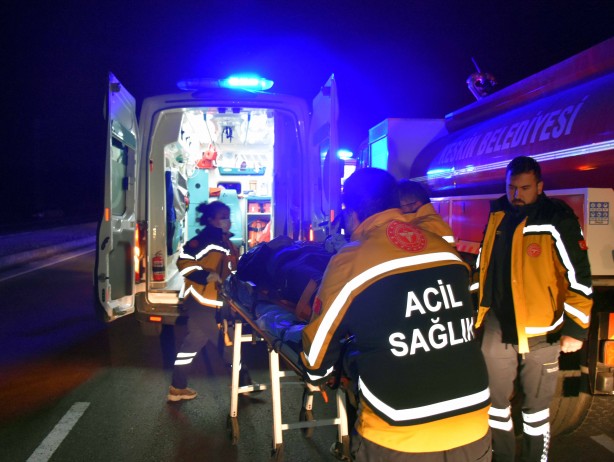 Foto - Kırıkkale'de deprem bölgesinden dönen ekibi taşıyan midibüsün devrildiği kazada 13 kişi yaralandı