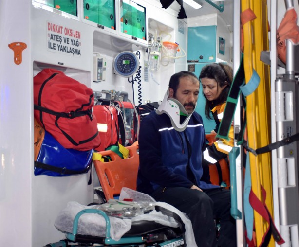 Foto - Kırıkkale'de deprem bölgesinden dönen ekibi taşıyan midibüsün devrildiği kazada 13 kişi yaralandı