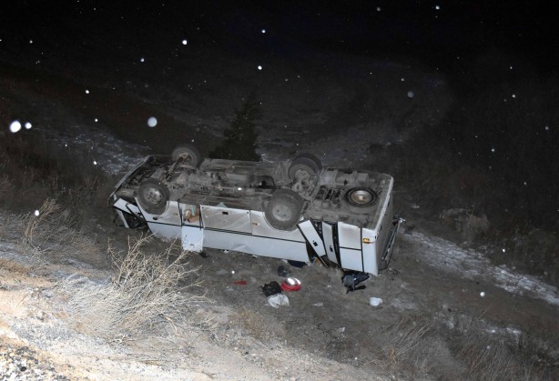 Foto - Kırıkkale'de deprem bölgesinden dönen ekibi taşıyan midibüsün devrildiği kazada 13 kişi yaralandı