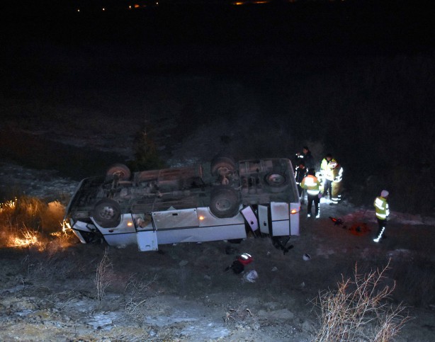 Kırıkkale'de deprem bölgesinden dönen ekibi taşıyan midibüsün devrildiği kazada 13 kişi yaralandı