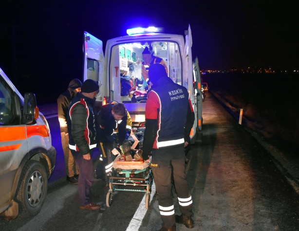 Foto - Kırıkkale'de deprem bölgesinden dönen ekibi taşıyan midibüsün devrildiği kazada 13 kişi yaralandı