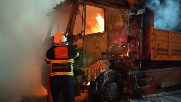 Foto - Kırıkkale'de park halindeki 3 tır cayır cayır yandı