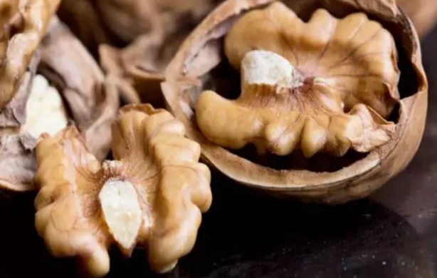 Kırıldıktan sonra atılan ceviz kabuğu meğer bu işe yarıyormuş! Mikroplara savaş açıyor