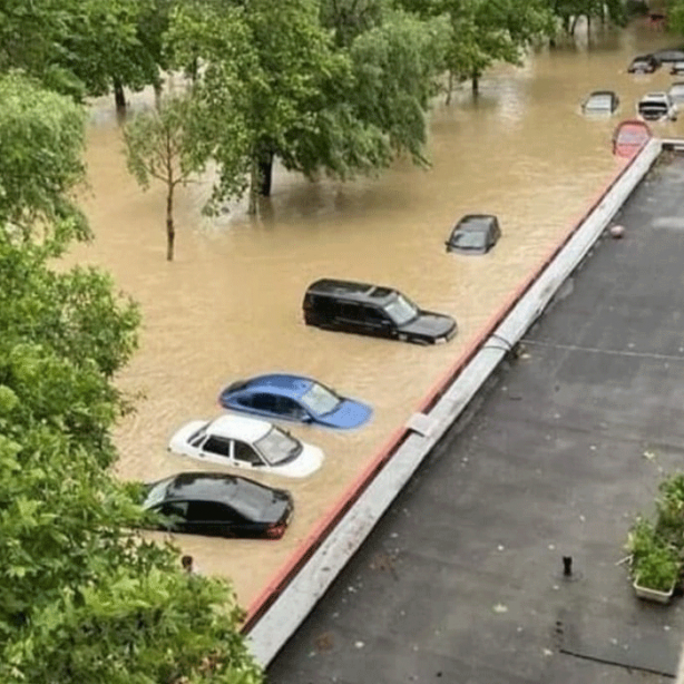 Foto - Kırım sele teslim oldu, valiyi yüzerek takip ettiler!