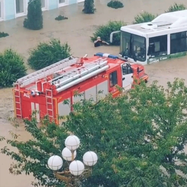 Foto - Kırım sele teslim oldu, valiyi yüzerek takip ettiler!