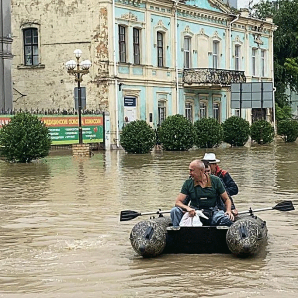 Foto - Kırım sele teslim oldu, valiyi yüzerek takip ettiler!