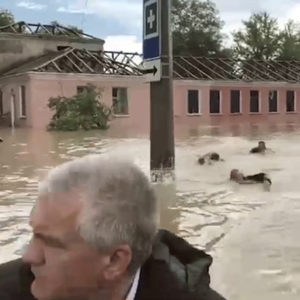 Foto - Kırım sele teslim oldu, valiyi yüzerek takip ettiler!