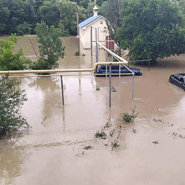 Foto - Kırım sele teslim oldu, valiyi yüzerek takip ettiler!