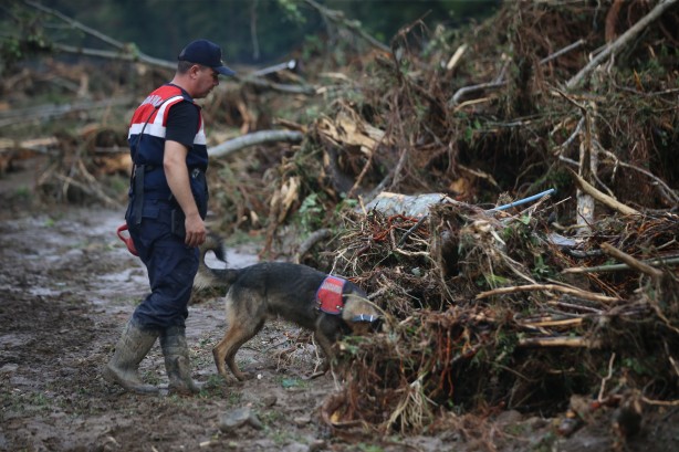 Kırklareli'ndeki selde kaybolan 4 kişiyi arama kurtarma çalışmaları sürüyor