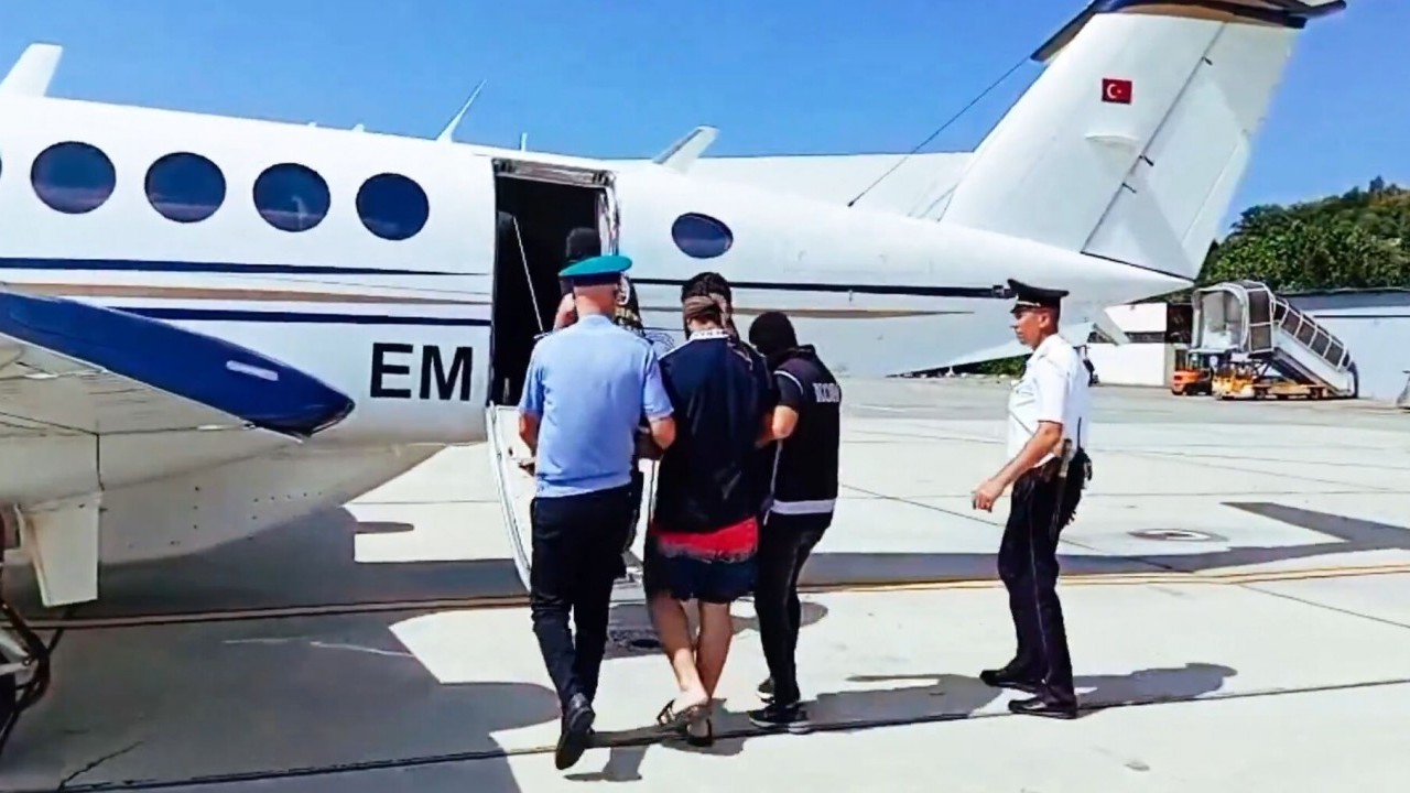 Foto - Kırmızı bültenle aranıyorlardı! Türkiye'ye böyle getirildiler