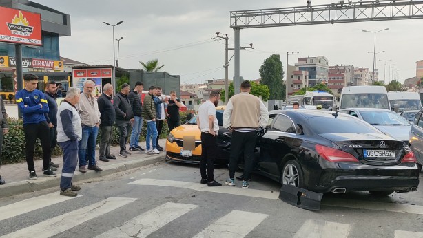 Foto - Kırmızı ışık ihlali faciaya neden oldu! Araçlar birbirine girdi