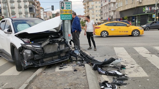 Foto - Kırmızı ışık ihlali faciaya neden oldu! Araçlar birbirine girdi