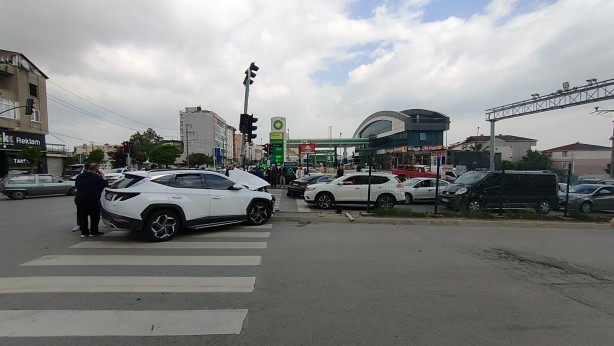 Foto - Kırmızı ışık ihlali faciaya neden oldu! Araçlar birbirine girdi