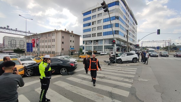 Foto - Kırmızı ışık ihlali faciaya neden oldu! Araçlar birbirine girdi
