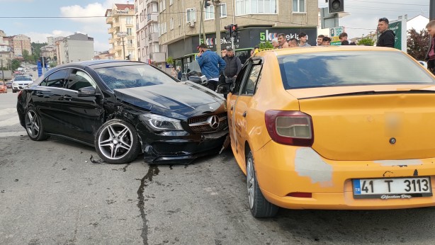 Foto - Kırmızı ışık ihlali faciaya neden oldu! Araçlar birbirine girdi