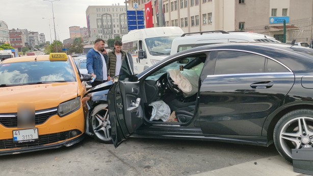 Foto - Kırmızı ışık ihlali faciaya neden oldu! Araçlar birbirine girdi