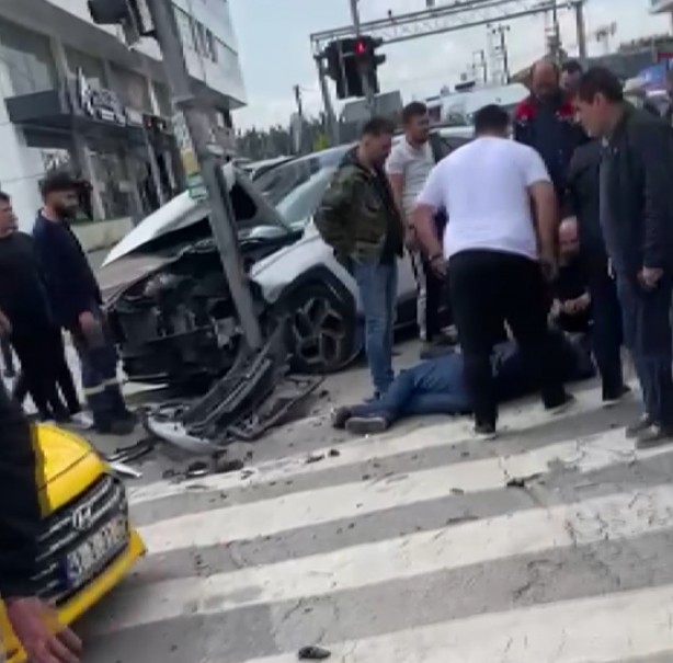 Kırmızı ışık ihlali faciaya neden oldu! Araçlar birbirine girdi
