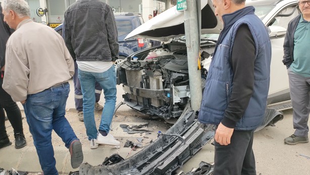 Foto - Kırmızı ışık ihlali faciaya neden oldu! Araçlar birbirine girdi