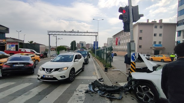 Foto - Kırmızı ışık ihlali faciaya neden oldu! Araçlar birbirine girdi