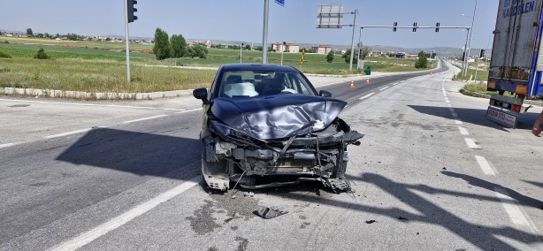 Foto - Kırmızı ışık ihlali kazaya sebep oldu: 3 yaralı