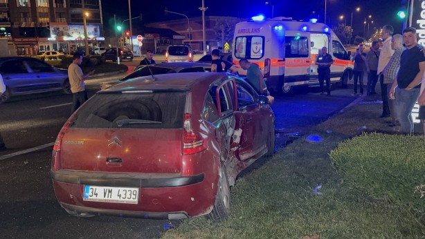 Foto - Kırmızı ışık ihlalinde 3 araç çarpıştı