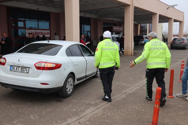 Kırmızı ışıkta bekleyen otomobile silahlı saldırı