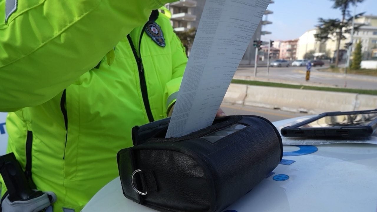 Foto - Kırmızı ışıkta geçip polisten kaçmaya çalıştı: Havadan dronla tespit edilen sürücüye dev ceza!