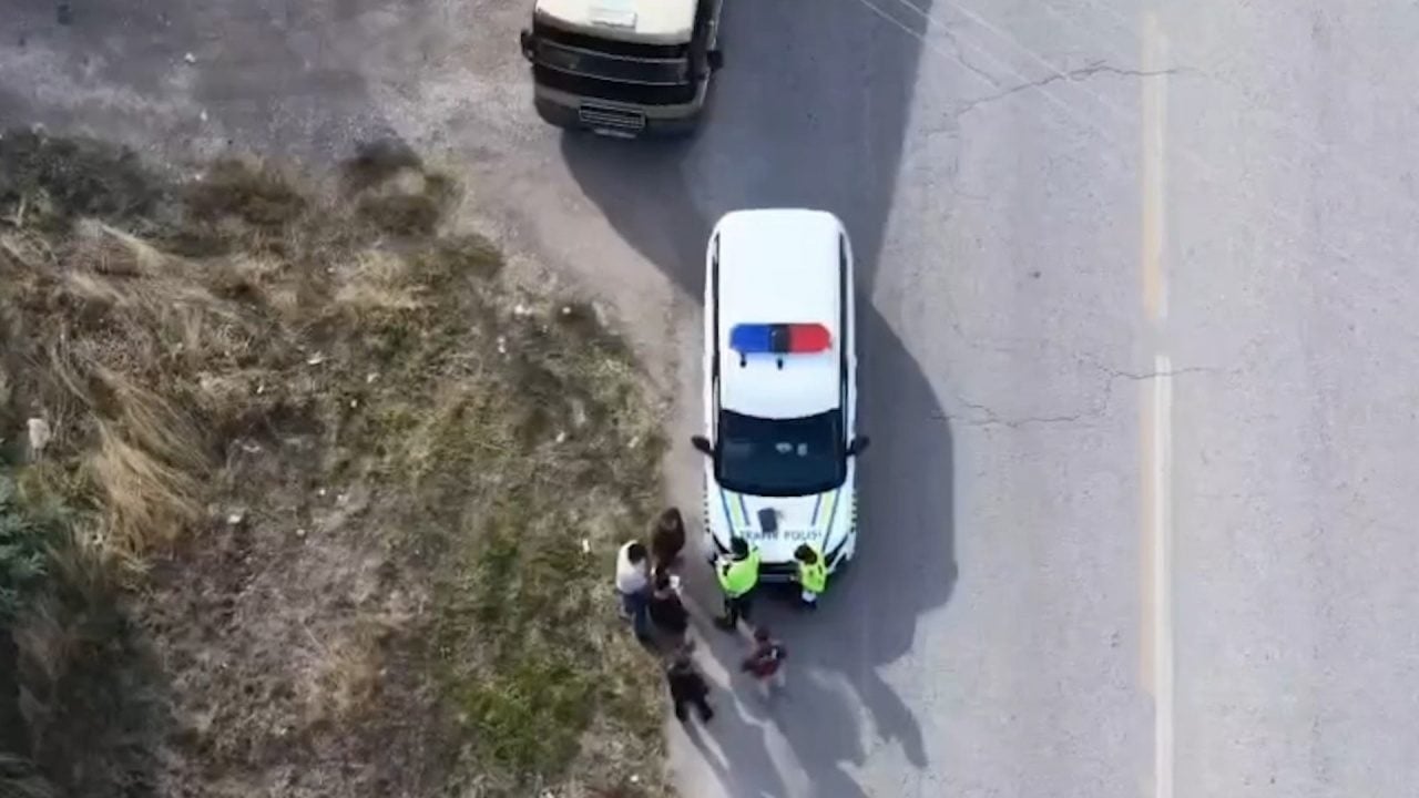 Foto - Kırmızı ışıkta geçip polisten kaçmaya çalıştı: Havadan dronla tespit edilen sürücüye dev ceza!