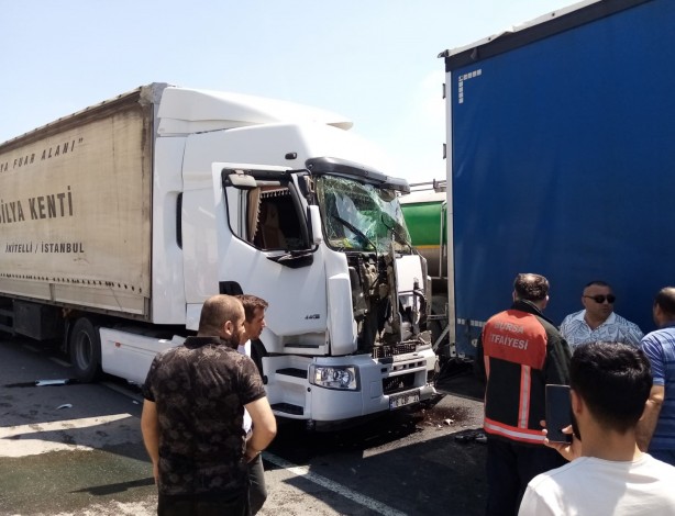 Foto - Kırmızı ışıkta tır dehşeti