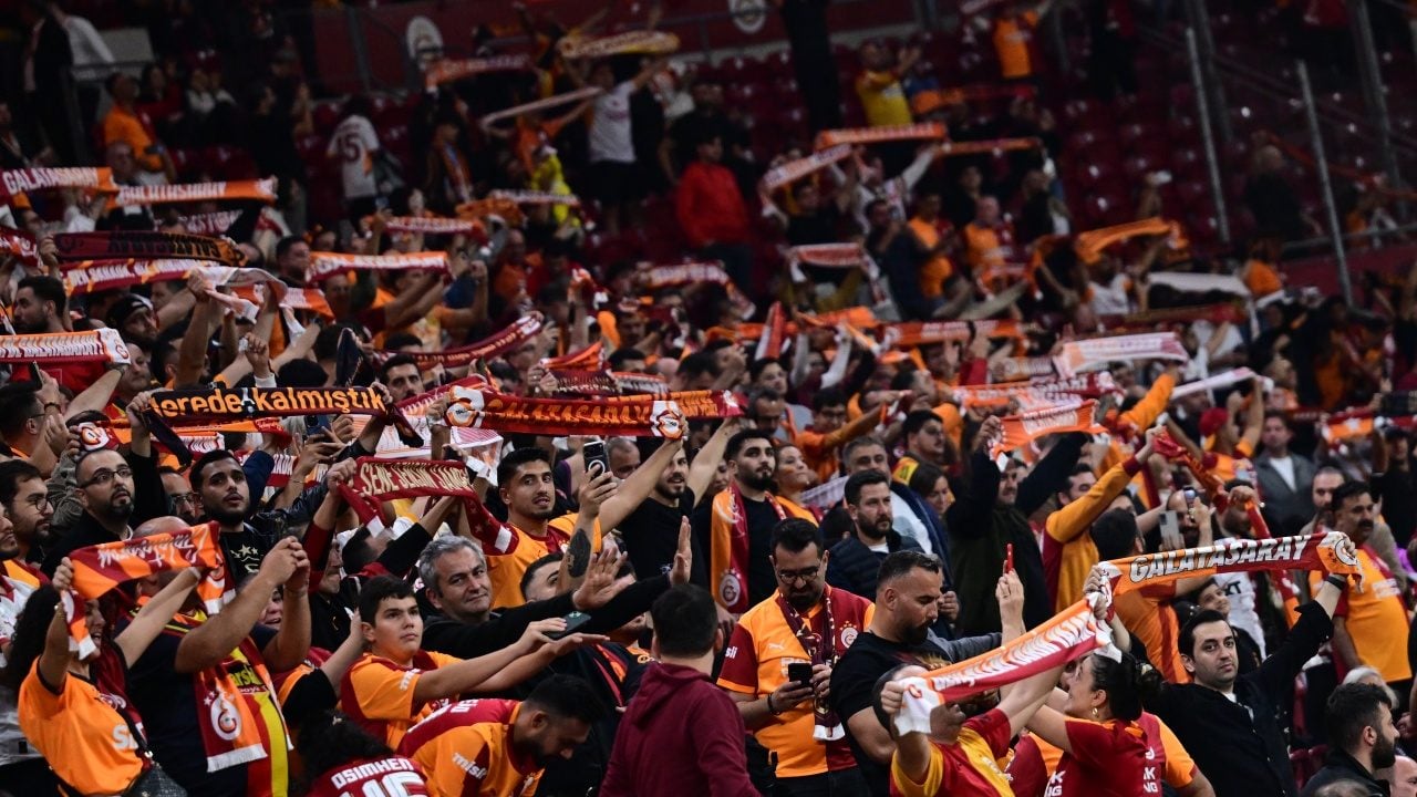 Foto - Kırmızı kartı yedi 'Ağır abisi'yle birlikte maçını izledi!