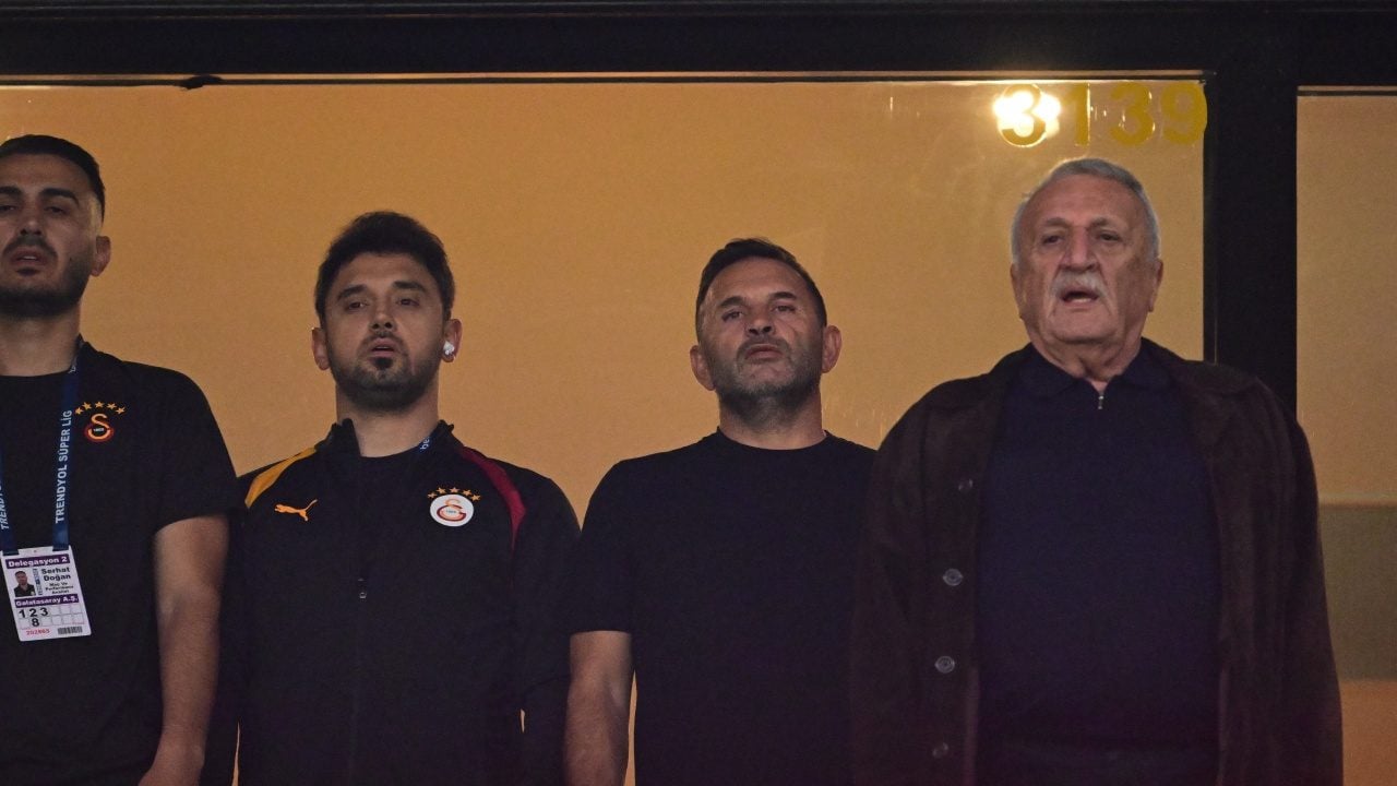 Foto - Kırmızı kartı yedi 'Ağır abisi'yle birlikte maçını izledi!