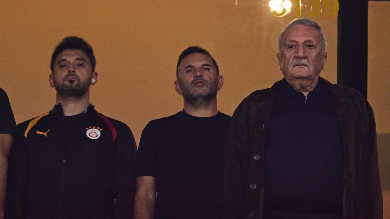 Foto - Kırmızı kartı yedi 'Ağır abisi'yle birlikte maçını izledi!