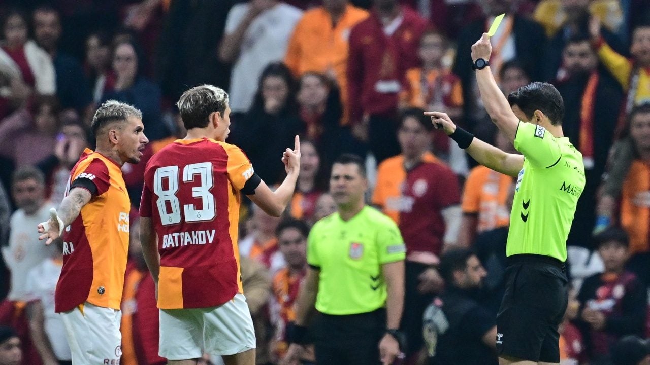 Foto - Kırmızı kartı yedi 'Ağır abisi'yle birlikte maçını izledi!